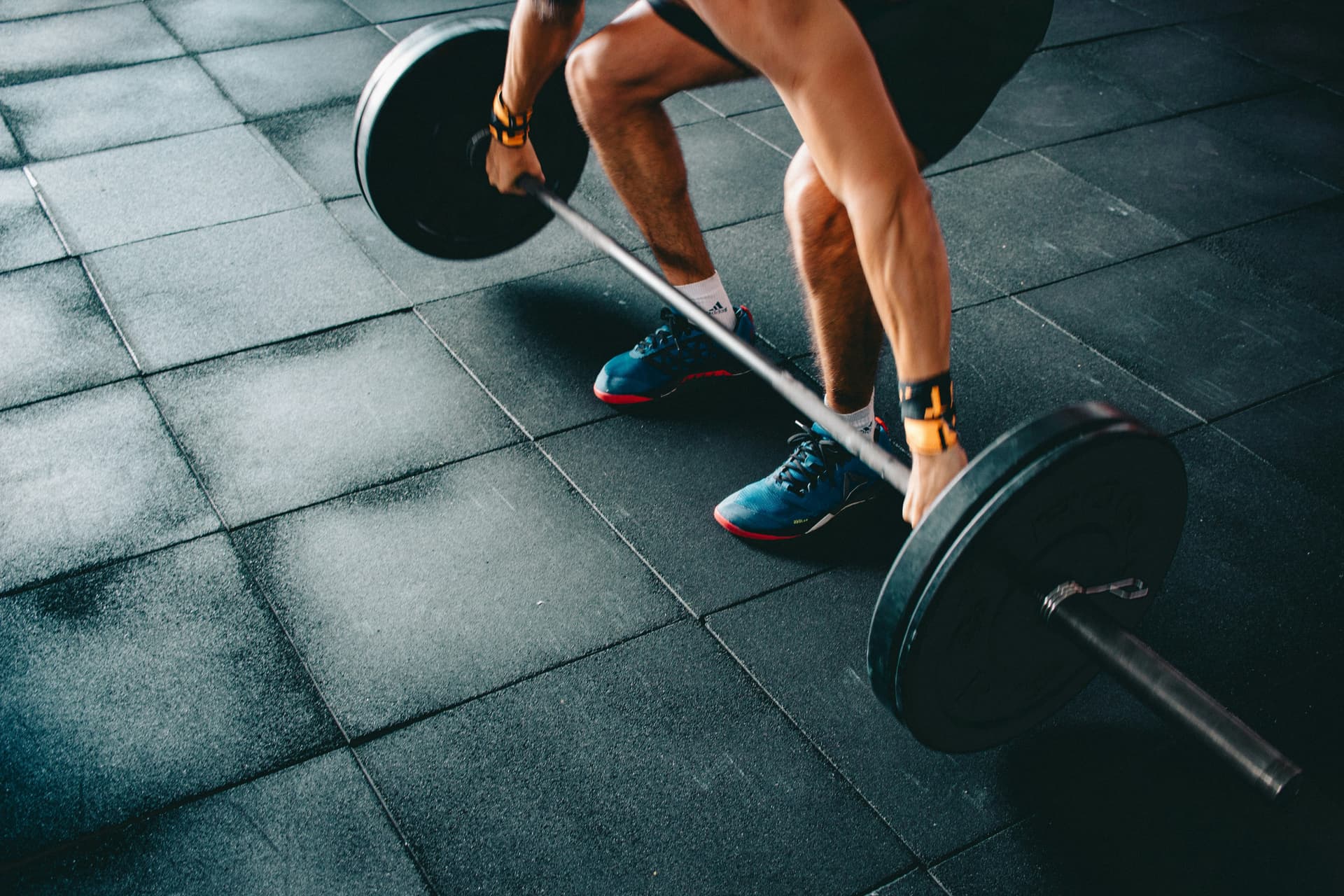 Interior gym boutique dengan pencahayaan neon modern
