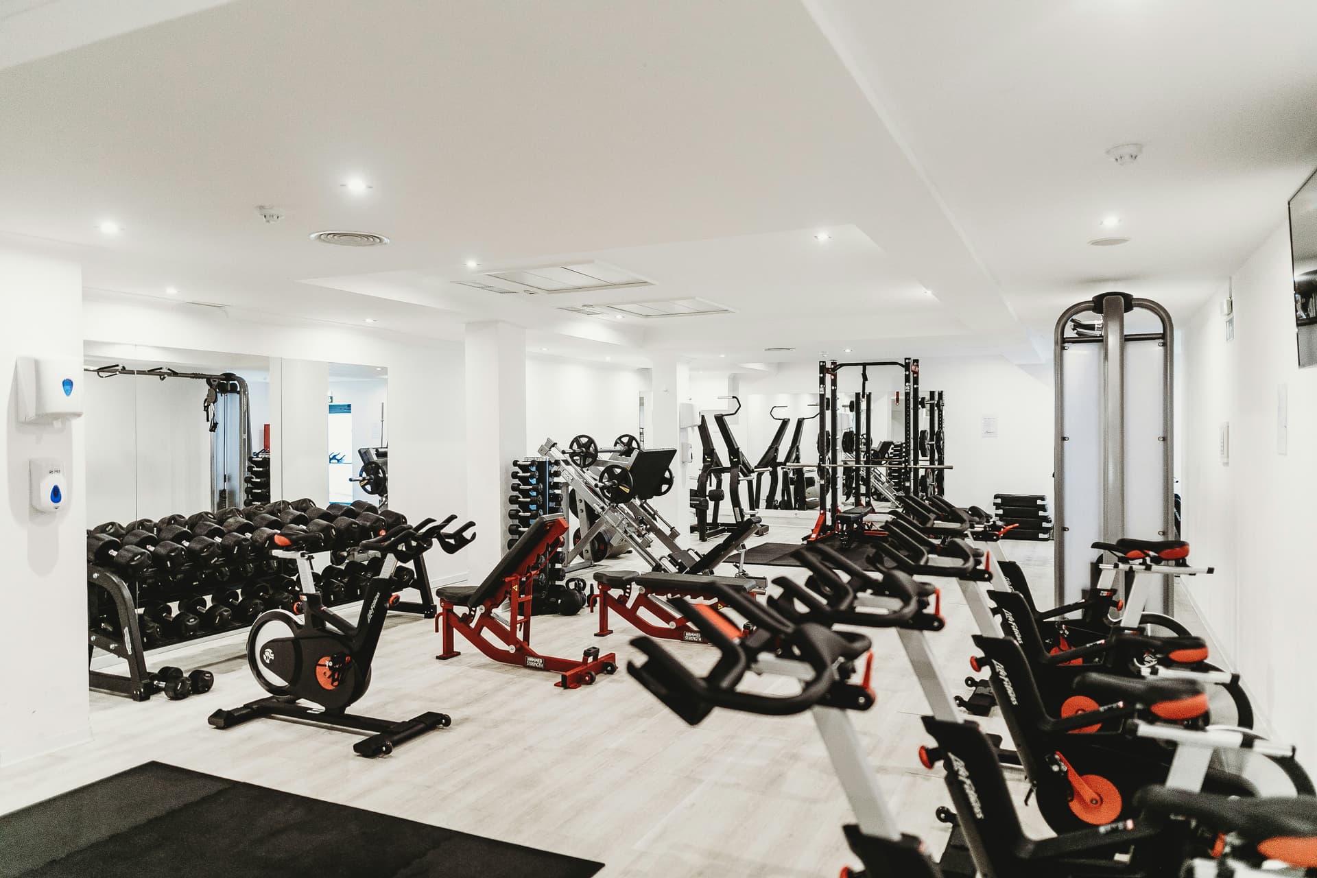 Gym modern dengan deretan treadmill dan peralatan kardio