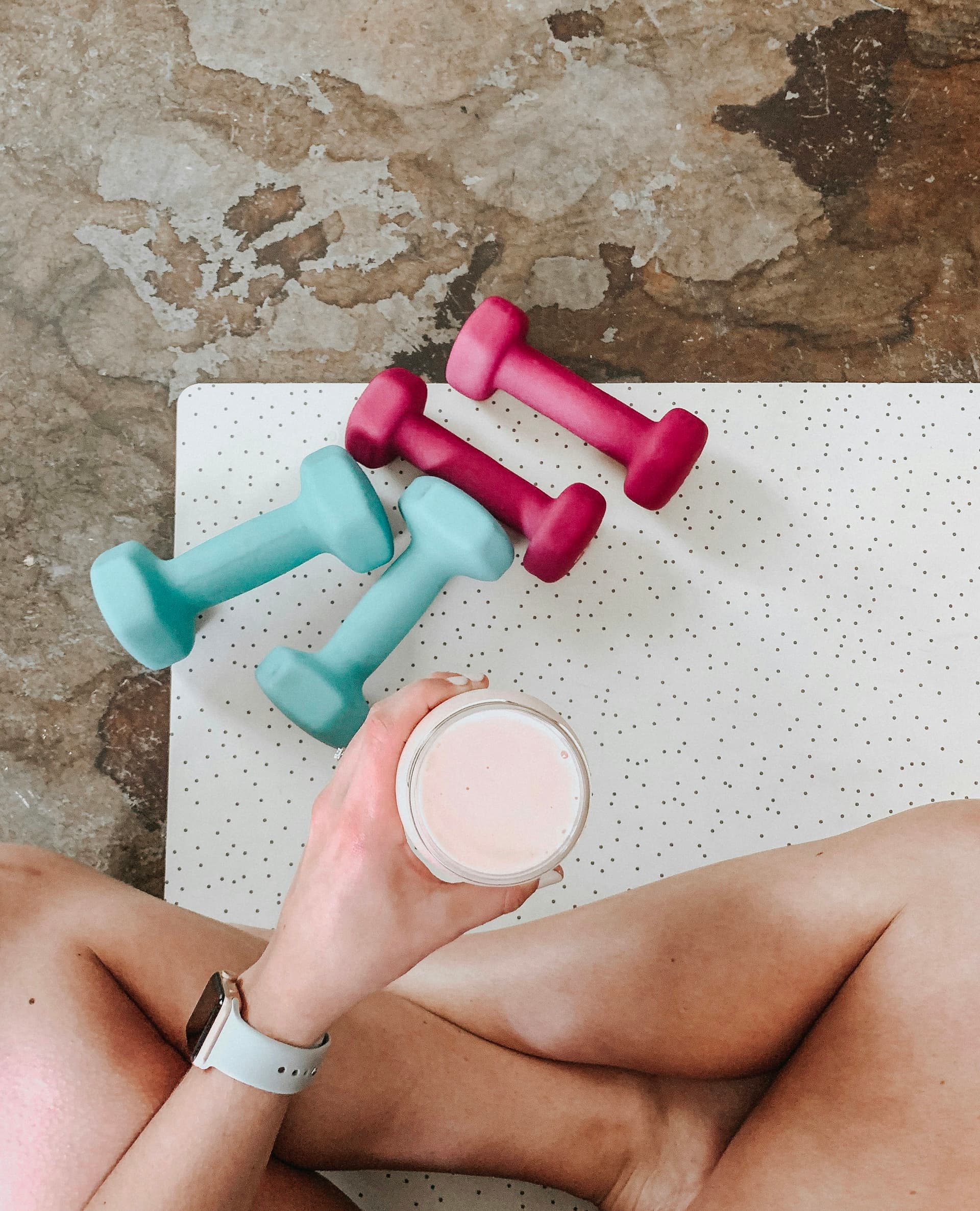 Personal trainer sedang membimbing klien melakukan latihan