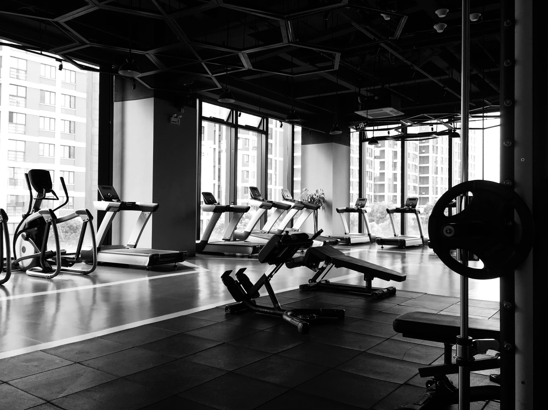 Rak dumbbell dengan berbagai ukuran beban tersusun rapi
