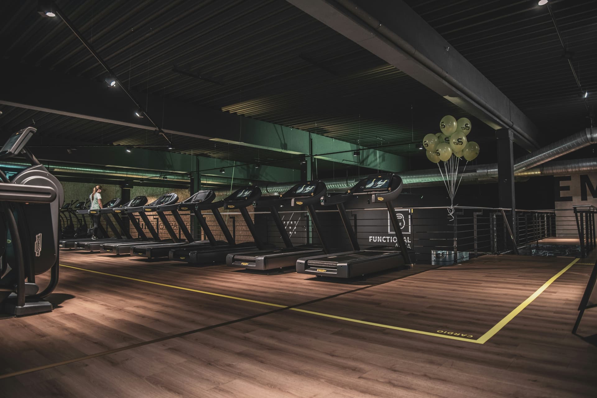 Peralatan gym profesional dengan mesin latihan modern