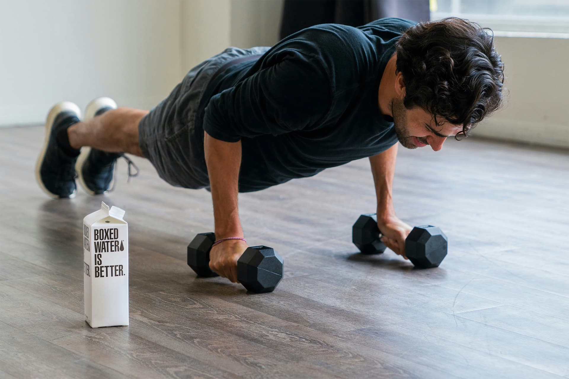 Gym crossfit dengan box jump dan peralatan fungsional